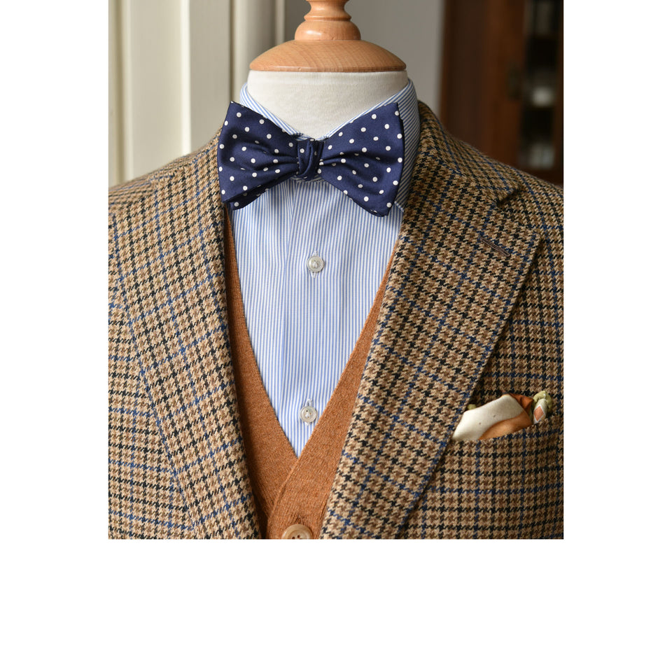 Amidé Hadelin  | Self tie silk polka dot bow tie, navy_styled